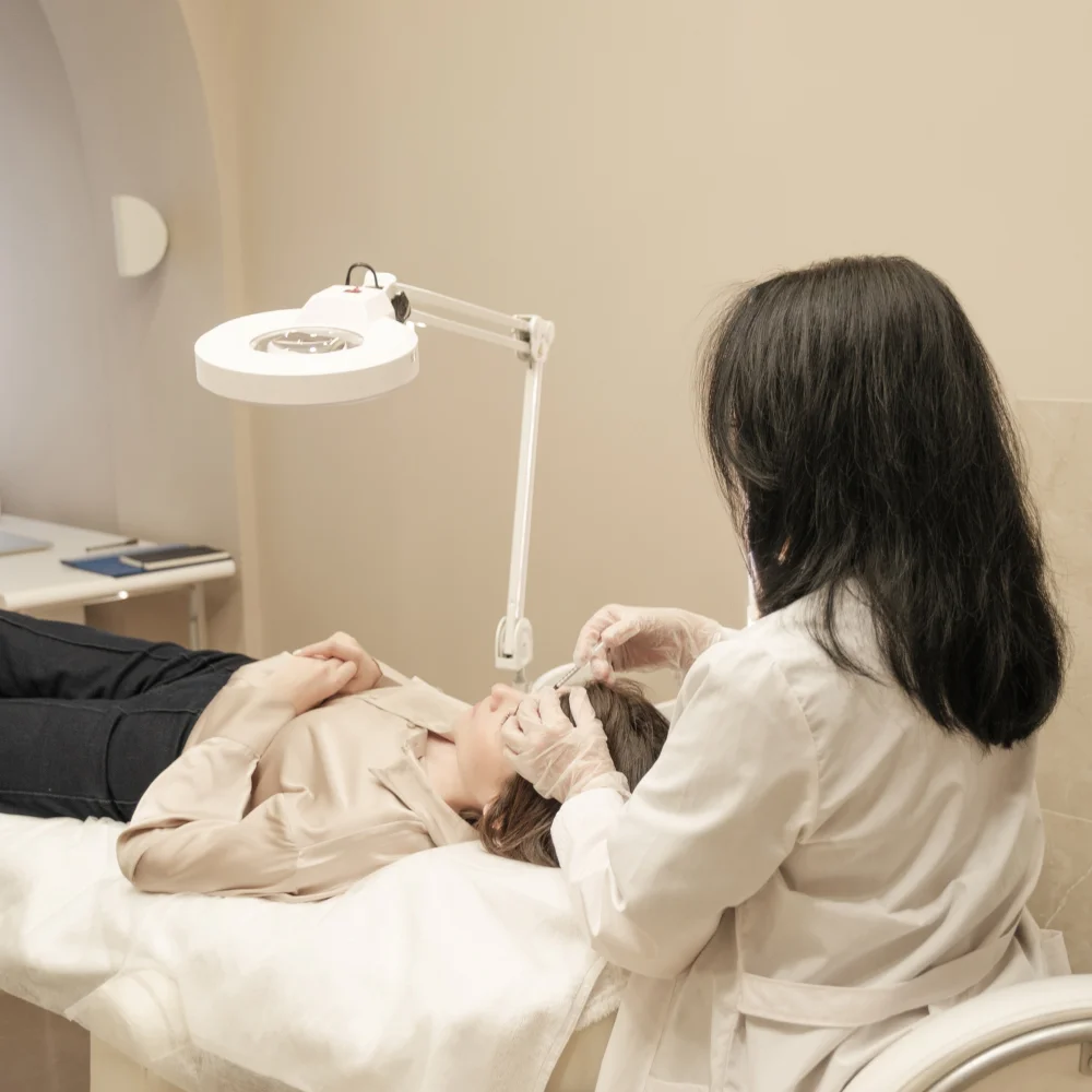 Paciente sendo atendido de forma humanizada em maca na clínica de enfermagem Dermaozon em São Paulo