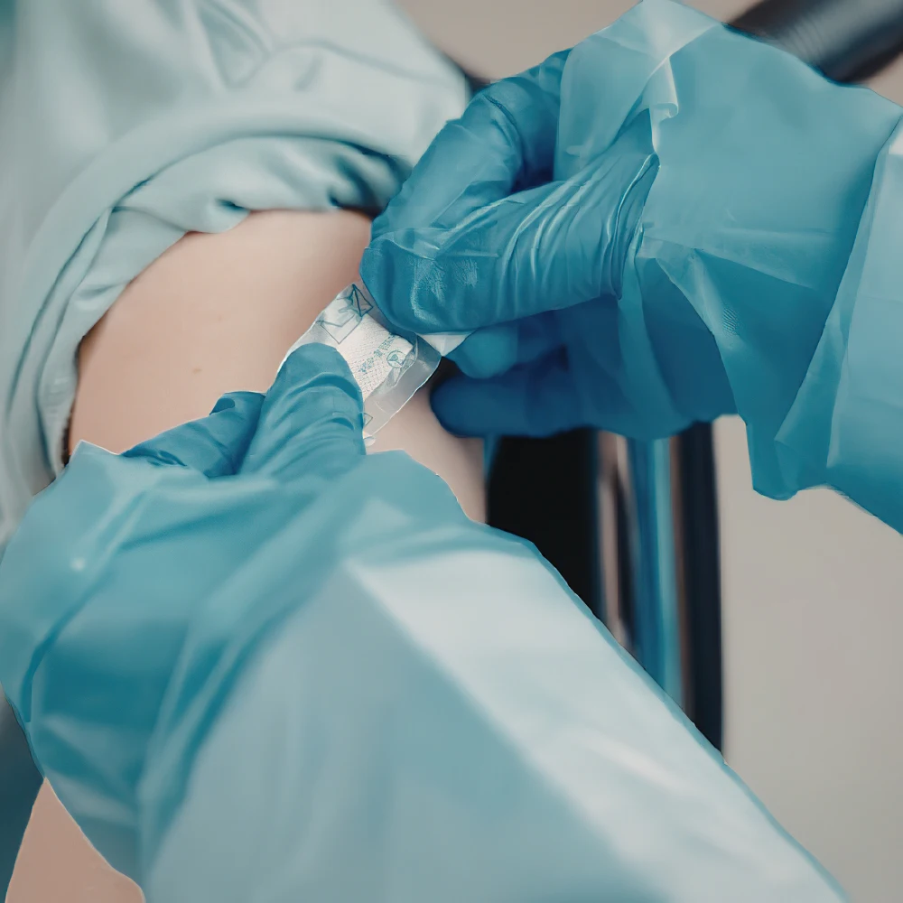 Profissional realizando curativo pós-cirúrgico com cuidado